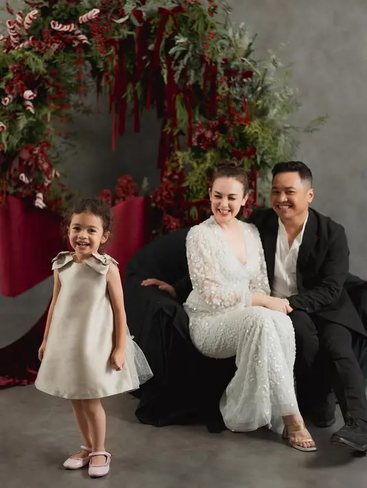 Sang putri juga tampil menggemaskan dengan dress abu-abu dengan aksen pita yang lucu.  [Foto: Instagram/ Rianti Cartwright]