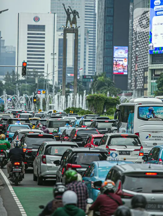 Sejumlah kendaraan terjebak kemacetan di Jalan MH Thamrin, Jakarta, Kamis (15/4/2021). Penumpukan kendaraan pada jam menjelang buka puasa menyebabkan terjadinya kemacetan di sejumlah ruas jalan di Ibu Kota. (Liputan6.com/Faizal Fanani)