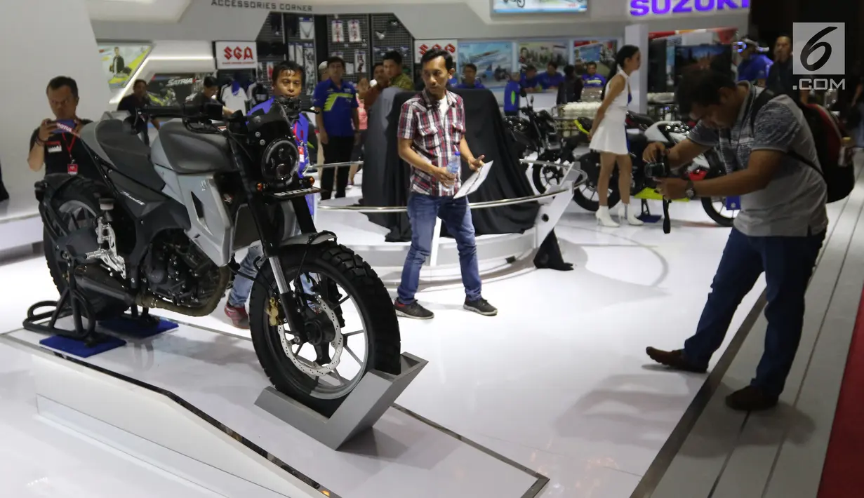 Pengunjung melihat pameran Indonesia Motorcycle Show (IMOS) 2018 di JCC, Jakarta, Rabu (31/10). Selain pameran, IMOS 2018 juga akan memberikan ruang edukasi berbagai hal mengenai otomotif. (Liputan6.com/Angga Yuniar)