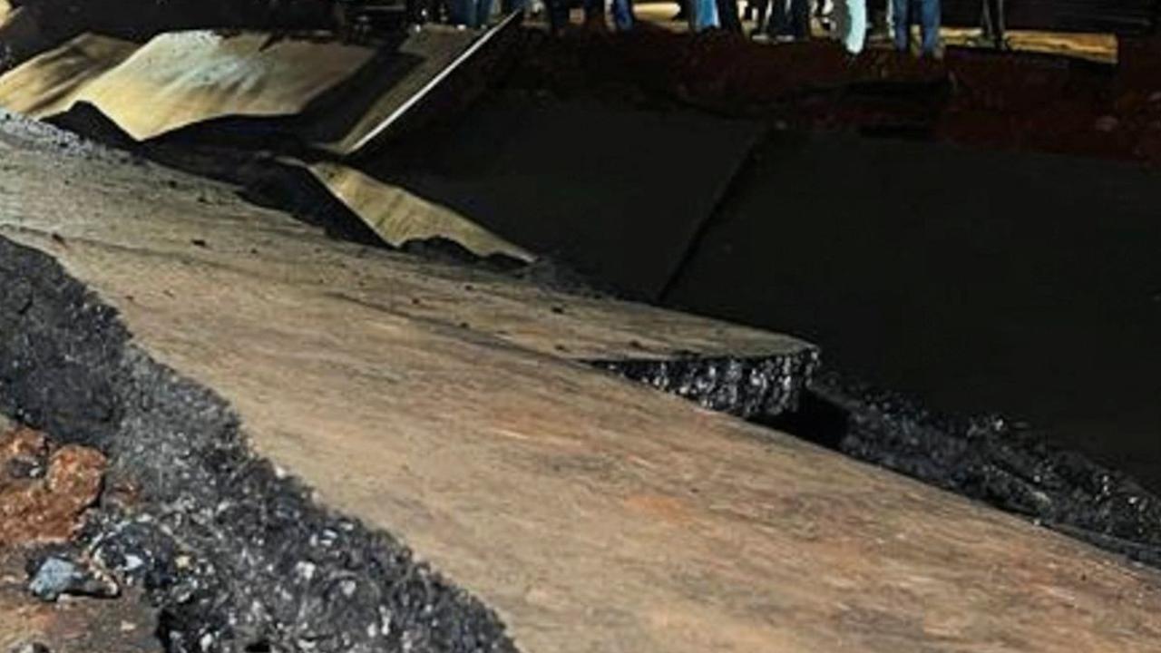 Ledakan itu telah menyebabkan jalan raya di Kota Johannesburg retak bahkan sampai menciptakan lubang yang cukup besar.