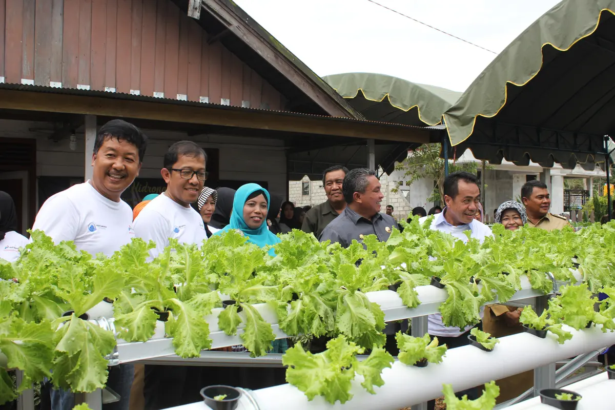 Pertamina Serahkan Bantuan CSR pada Kelompok Wanita Tani Rejeki Kartini