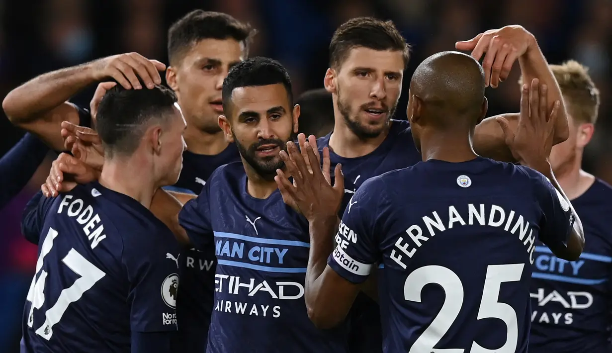 Manchester City berhasil memenangi lawatannya ke markas Brighton and Hove Albion dalam laga pekan ke-9 Liga Inggris 2021/2022, Sabtu (23/10/2021). Menang 4-1, The Citizens yang kini mengoleksi 20 poin sementara menggusur Liverpool dari posisi runner-up. (AFP/Glyn Kirk)