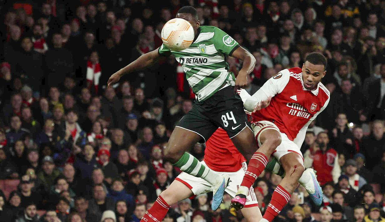 Pemain Sporting CP, Dario Essugo, menyundul bola saat melawan Arsenal  pada leg kedua babak 16 besar Liga Europa di Stadion Emirates, Jumat (17/3/2023). Pemenang antara Arsenal dan Sporting CP harus ditentukan lewat adu penalti karena agregat kedua tim masih imbang 3-3. (AP Photo/Ian Walton)