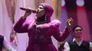 Elvi Sukaesih merayakan 60 tahun berkarya di panggung Synchronize Fest 2024. Tampil dengan busana fuschia, Elvy hadir menyanyikan lagu-lagu populernya yang dirindukan banyak orang. [Foto: Adrian Putra/Fimela]