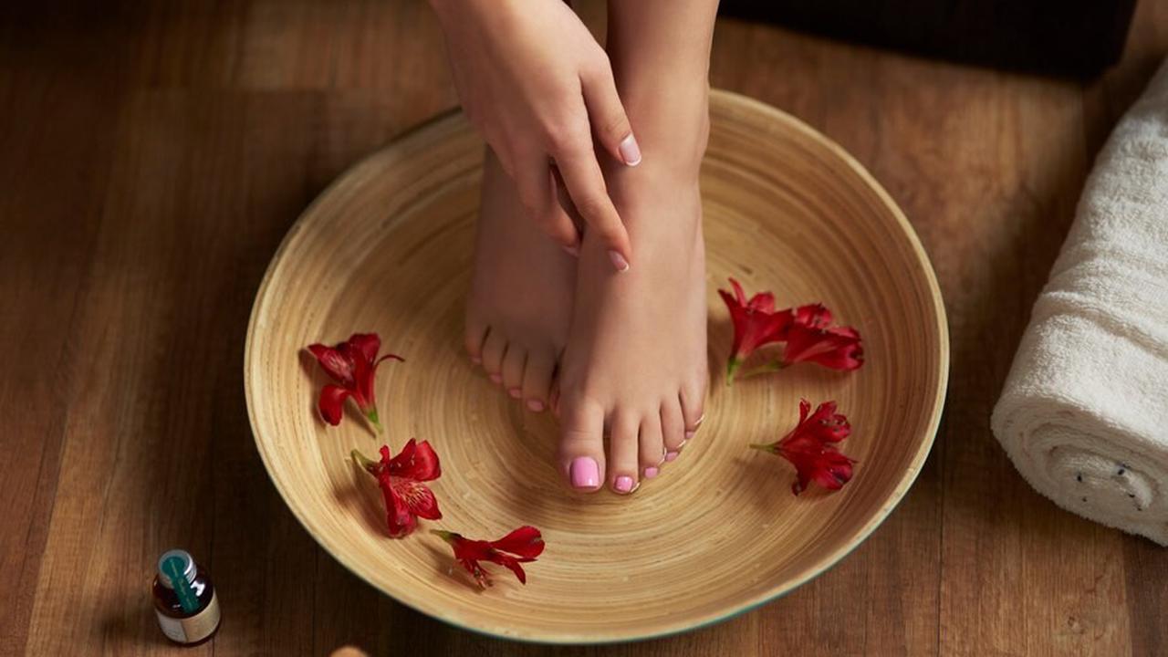 Ilustrasi merendam kaki dengan air hangat