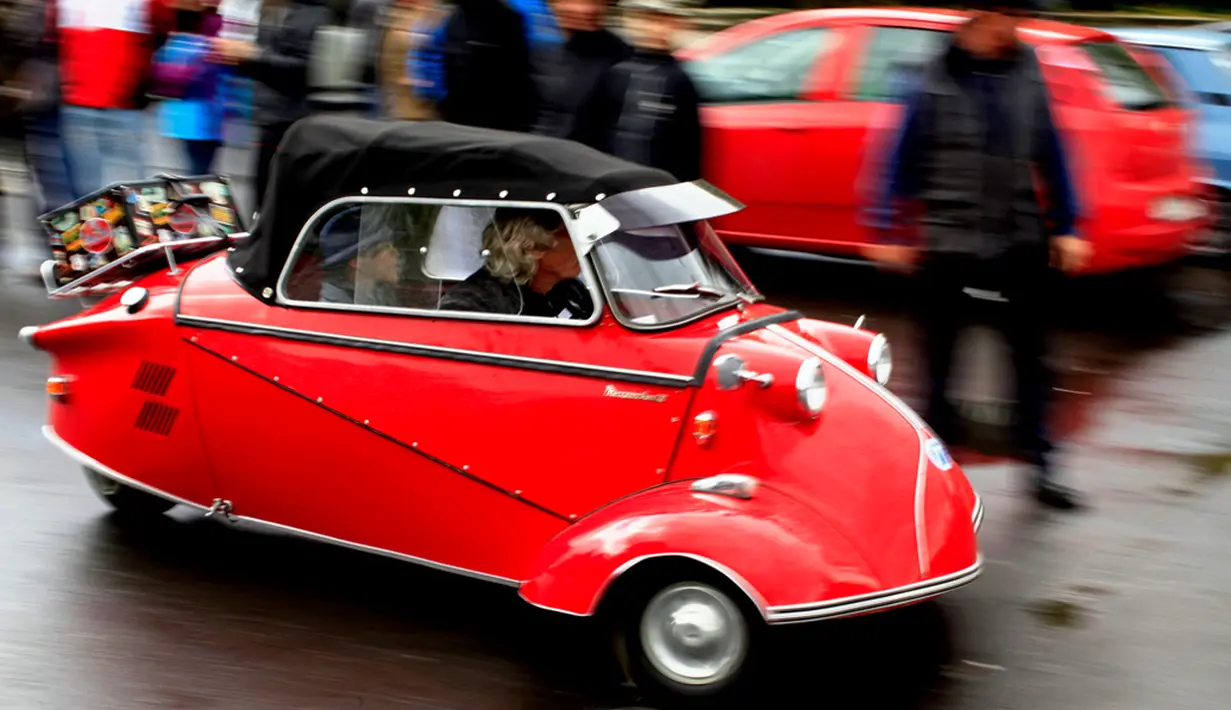 Sebuah Messerschmitt KR200 melintas di area pameran mobil antik ke-3 di Bucharest, Rumania (12/4/2014) (REUTERS/Radu Sigheti)