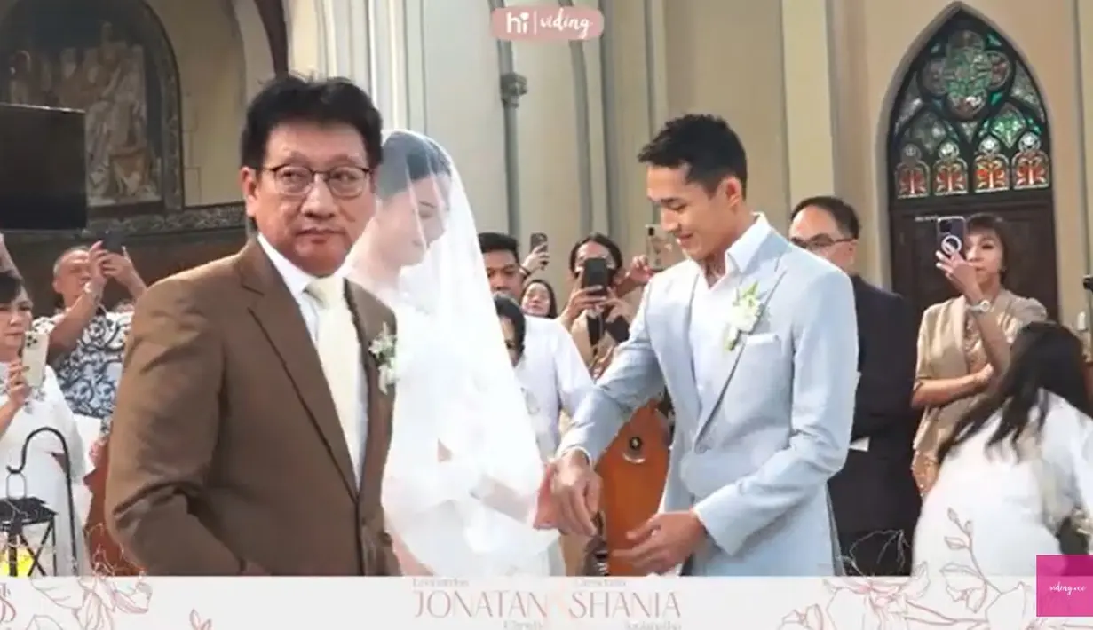 Sedangkan Jojo tampak gagah dengan setelan jas warna abu-abu. Momen saat calon pengantin akan menjalani pemberkatan nikah. [Youtube/Viding]
