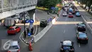 Jalur cepat dari arah Sudirman menuju Cawang ditutup, Jakarta, Rabu (8/6/2016). Penutupan ini dilakukan karena proyek lingkar susun Semanggi memasuki tahap pemasangan tiang pancang. (Liputan6.com/Yoppy Renato)