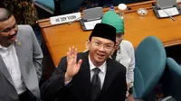 Gubernur DKI Jakarta Basuki Tjahaja Purnama melambaikan tangan kepada awak media, Jakarta, Senin (12/1/2015). (Liputan6.com/Faizal Fanani)