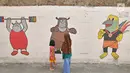 Dua orang anak melihat mural maskot Asian Games 2018 di kawasan Jati Padang Utara, Jakarta, Sabtu (12/5). Mural tersebut dibuat untuk mensosialisasikan perhelatan olahraga Asian Games ke 18 di Jakarta dan Palembang. (Liputan6.com/Herman Zakharia)