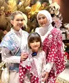 Rebecca Klopper terlihat anggun mengenakan kemeja panjang yang dilapisi vest batik warna pastel. Becca kemudian memadukan atasannya dengan rok plisket nuansa krem. [@rklopper]