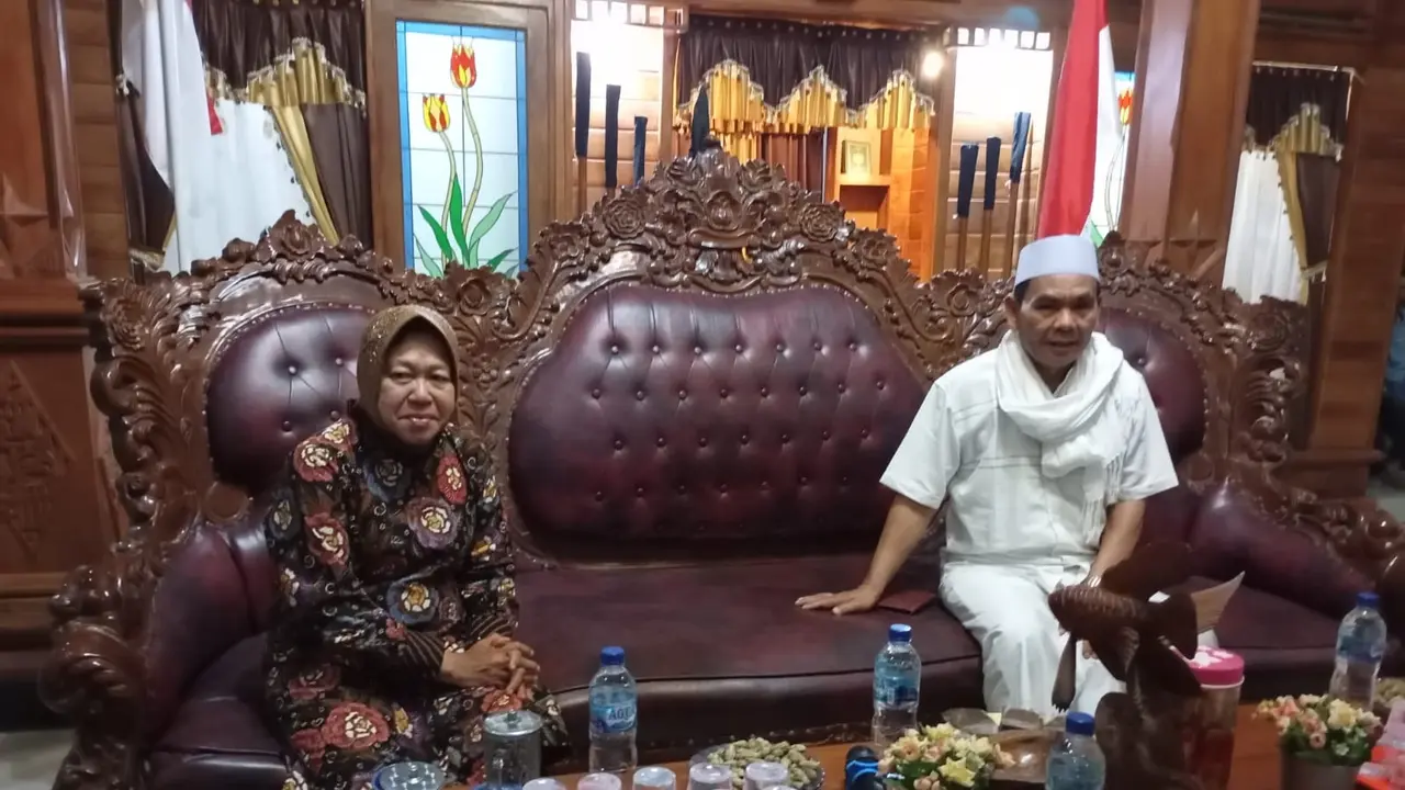 Tri Rismaharini (bu Risma) Cagub Jatim Nomor 3 diterima KH Sudarno Pengasuh Kasepuhan Kali Jogo, beserta Ibu Nyai Tamirah dan ratusan Warga dalam acara Dialog yang diadakan di Kasepuhan Kali Jogo, Pacitan (21/10). (Foto: Istimewa)