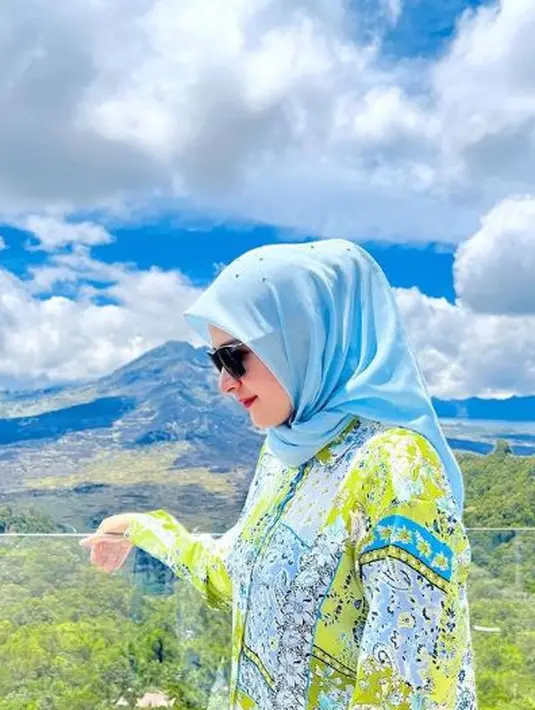 <p>Rina Diana yang berdarah Pakistan-Manado tumbuh dalam keluarga dengan ragam latar belakang , sang ibu beragama Islam dan ayah beragama Katolik. (Instagram/ rinadiana_8)</p>