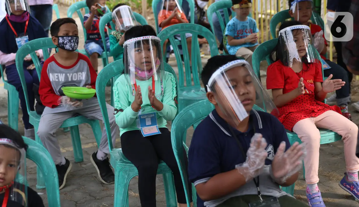 Anak-anak melakukan kegiatan belajar di luar sekolah di Kampung Belajar New Normal di Pinang Indah, Tangerang, Jumat (19/6/2020). Kampung Belajar ini menggunakan metode pembelajaran seperti sekolah alam dengan menerapkan protokol kesehatan di tatanan kehidupan baru. (Liputan6.com/Angga Yuniar)