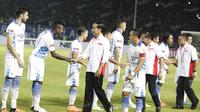 Presiden Joko Widodo, menyalami pemain Persib Bandung jelang laga final Torabika Bhayangkara Cup 2016 melawan Arema Cronus di SUGBK, Jakarta, Minggu (3/4/2016). (Bola.com/Vitalis Yogi Trisna)