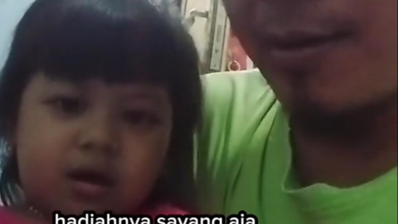 "Aku nggak bisa kasih ayah kado. Aku masih kecil. Aku nggak punya uang. Hadiahnya sayang aja," ucap gadis kecil itu kemudian memeluk ayahnya.