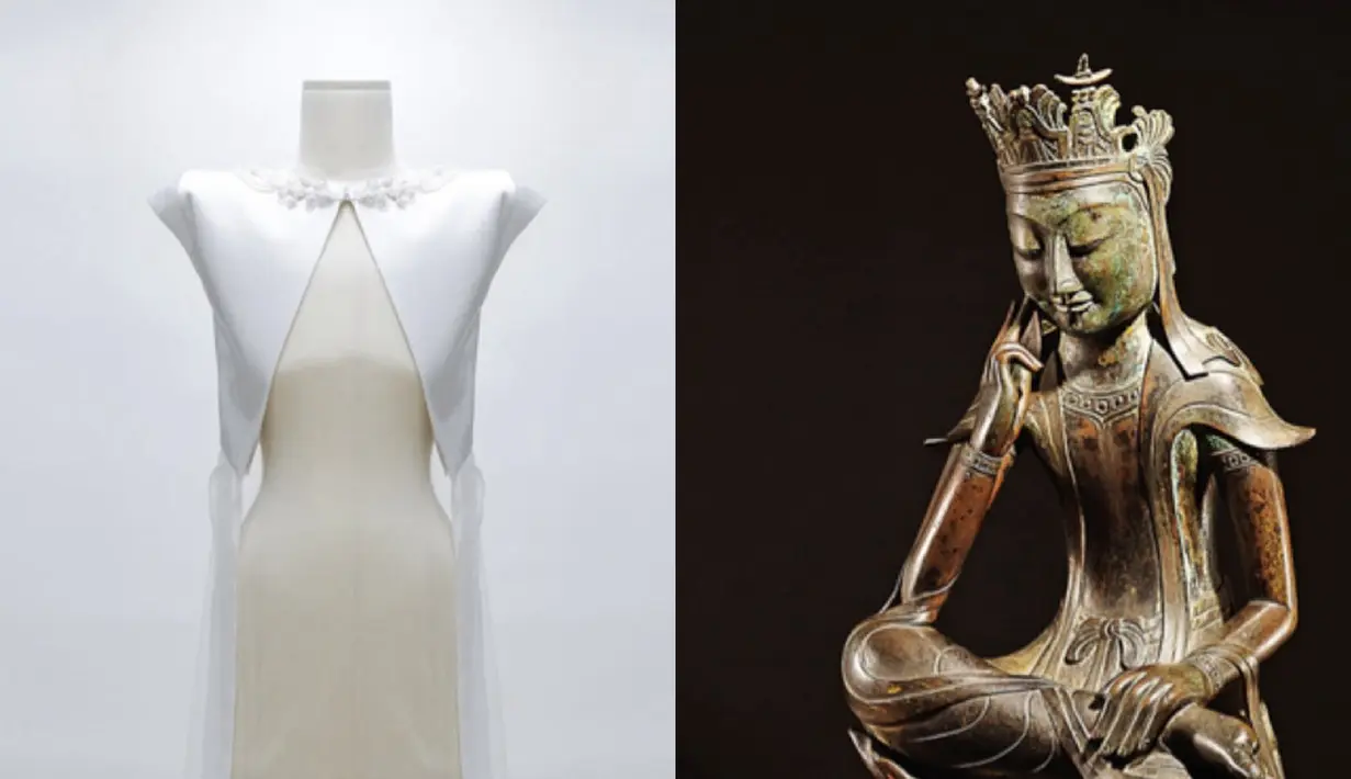 Masih dengan outfit Seoul City, Jennie mengenakan jubah sutra yang terinspirasi oleh Harta Nasional Korea, Bodhisattva yang Perenung, menyampaikan kekuatan yang tenang. Lipatan yang mengalir menerjemahkan ketenangan dan kontemplasi menjadi kekuatan modern. [@leje.official]