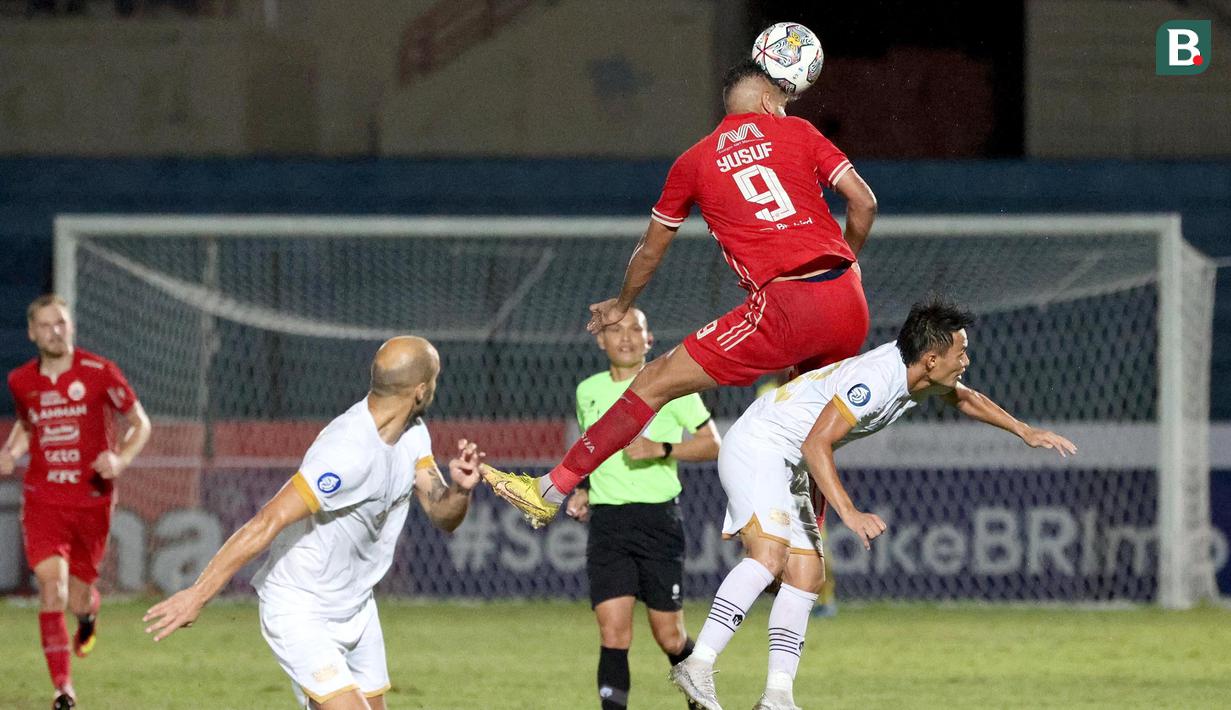 Pemain Persija Jakarta, Abdulla Yusuf Helal (atas) menyundul bola dibayangi pemain Dewa United, Dias Angga Putra dalam laga pekan ke-16 BRI Liga 1 2022/2023 di Stadion Sultan Agung, Bantul, Yogyakarta, Selasa (20/12/2022) malam WIB. (Bola.com/Ikhwan Yanuar)