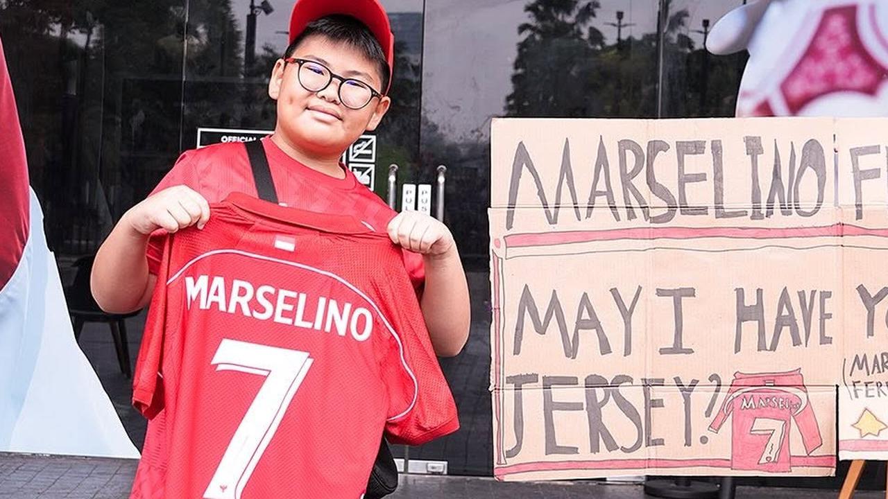 Senyum Bahagia Bocah Fans Marselino, Dapat Jersey Impian Usai Viral Kaos dari Sang Idola Dibawa Kabur Penonton di GBK