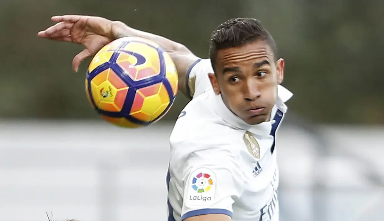3. Danilo (Real Madrid) - Performa yang tidak memuaskan sejak dibeli dari Porto membuat Danilo tak masuk skuad Real Madrid asuhan Zidane musim depan. Juventus bersedia membayar 20 juta euro untuk memboyong Danilo ke Turin. (EPA/Juan Herrero)