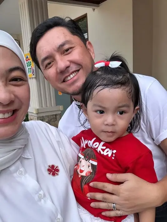 Bulan, anak Dian Ayu dan Ananda Omesh mengenakan kaus dengan ilustrasi menarik yang dipadukan shorts putih. [@dianayulestari].