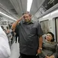 SBY dan Ibu Ani saat berada di dalam kereta menuju bandara. Tampak salah seorang petugas memberi hormat pada SBY (Rumgapres/Abror Riski)
