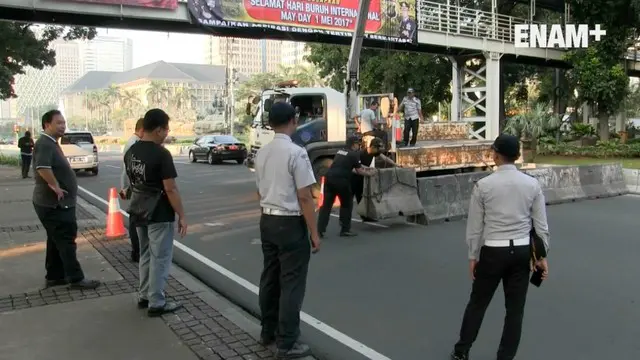 Polda Metro jaya mengantisipasi kedatangan massa buruh dalam rangka MayDay dengan memasang sejumlah barikade di depan istana Merdeka Jakarta Pusat.