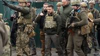 Presiden Ukraina Volodymyr Zelenskyy memeriksa lokasi pertempuran baru-baru ini di Bucha dekat dengan Kiev, Ukraina, Senin, 4 April 2022. (AP Photo/Efrem Lukatsky)