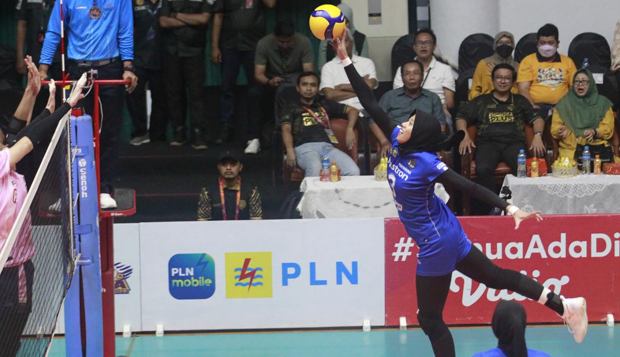 Pemain Jakarta Pertamina Fastron, Megawati Hangestri Pertiwi melpaskan pukulan tipuan saat menghadapi Gresik Petrokimia Pupuk Indonesia pada laga Final Four Proliga 2023 di GOR Tri Dharma, Gresik, Jawa Timur, Jumat (24/2/2023). Jakarta Pertamina Fastron kalah 1-3 (25-23, 14-25, 19-25 dan 19-25). (Dok. Proliga 2023)