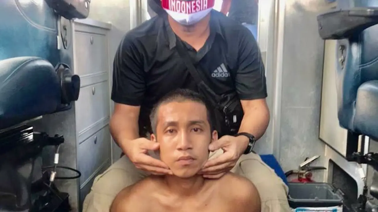 Tahanan narkoba yang melarikan diri dari Polda Sulawesi Tenggara usai dibekuk pada Minggu di Teluk Kendari (23/5/2021).(Liputan6.com/dok Polda Sultra)