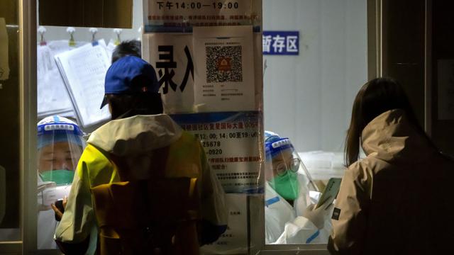 Akibat Lockdown, Pekerja Tinggalkan Zona Industri Kota Zhengzhou di China