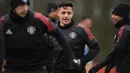 Striker Manchester United, Alexis Sanchez, saat latihan jelang laga Liga Champions di Manchester, Senin (12/3/2018). Manchester United akan berhadapan dengan Sevilla. (AFP/Oli Scarff)