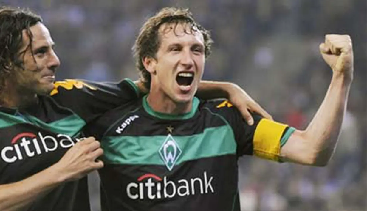 Werder Bremen's midfielder Frank Baumann celebrates with Claudio Pizarro after scoring the 1-3 during the UEFA Cup semi-final, second leg football match against Hamburger SV (Germany) on May 7, 2009. AFP PHOTO DDP/DAVID HECKER 