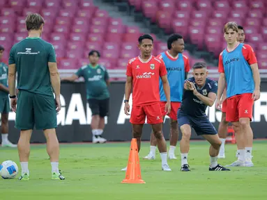 Pelatih kepala Timnas Indonesia, John Herdman memberikan instruksi kepada para pemain saat latihan resmi menjelang laga FIFA Matchday melawan Oman di Stadion Utama Gelora Bung Karno (SUGBK), Senayan, Jakarta, Kamis (04/06/2026) WIB. (Bola.com/Bagaskara Lazuardi)