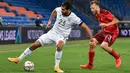 Gelandang Timnas Jerman, Emre Can (kiri) berebut bola dengan bek Swiss, Silvan Widme pada pertandingan kedua Liga A Grup 4 UEFA Nations League di St Jakob Park, Senin (7/9/2020) dini hari. Sementara itu Jerman dipaksa bermain imbang 1-1 oleh tuan rumah Swiss. (Fabrice COFFRINI/AFP)