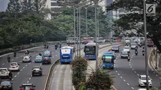 Bus Transjakarta melintas di kawasan Sudirman, Jakarta, Rabu (11/7). Pemprov DKI menyiapkan 1.500 bus Transjakarta untuk mendukung mobilitas warga, atlet, offisial, hingga jurnalis peliput pertandingan Asian Games di Jakarta. (Liputan6.com/Faizal Fanani)