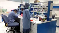 Ruang lab Dexa Laboratories of Biomolecular Sciences (DLBS) Dexa Group, Cikarang, Bekasi yang juga memproduksi Obat Modern Asli Indonesia. (Liputan6.com/Fitri Haryanti Harsono)