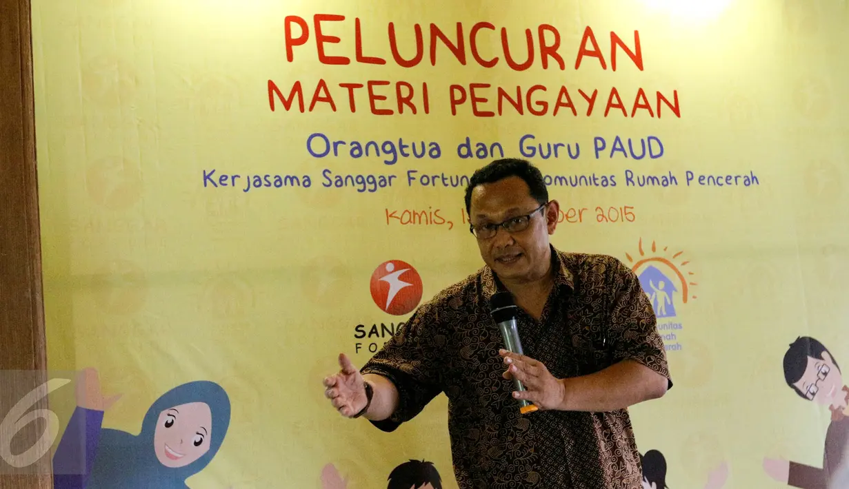 Penggiat peran Ayah, Irwan Rinaldi memberikan seminar singkat kepada para ayah saat peluncuran materi pengayaan orangtua dan guru PAUD di Lebak Bulus, Jakarta, Kamis (12/11/2015). (Liputan6.com/Yoppy Renato)