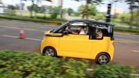 Satu keluarga menjajal Wuling Air ev (Otosia.com/Nazar Ray)