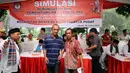 Penyandang disabilitas diantar menuju bilik suara dalam simulasi pemungutan dan penghitungan suara Pilkada DKI Jakarta di Taman Menteng, Sabtu (28/1). Simulasi ini mengedukasi pelaksanaan Pilkada DKI Jakarta, 15 Februari. (Liputan6.com/Helmi Fithriansyah)