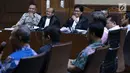 Terdakwa dugaan korupsi pengadaan e-KTP, Irvanto Hendra Pambudi (kiri) saat menjalani sidang lanjutan di Pengadilan Tipikor, Jakarta, Selasa (18/9). Sidang mendengar keterangan enam saksi, salah satunya Setya Novanto. (Liputan6.com/Helmi Fithriansyah)