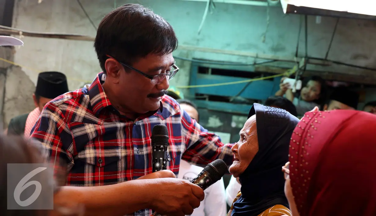 Cawagub Djarot Saiful Hidayat berdialog dengan warga di Kawasan Kapuk, Cengkareng, Jakarta Barat, Minggu (30/10). Djarot mendatangi warga Kapuk saat Deklarasi Simpul Almisbat Untuk Pemenangan Basuki-Djarot pada Pilkada DKI. (Liputan6.com/Gempur M. Surya)