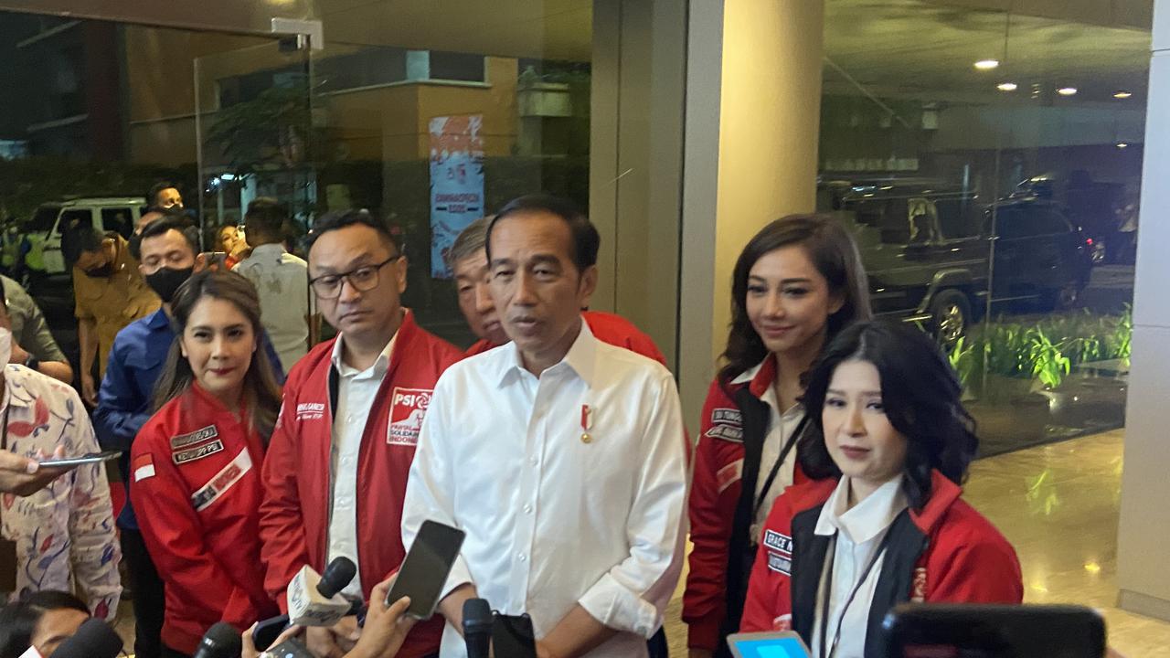 Presiden Joko Widodo (Jokowi) usai menghadiri HUT PSI ke-8 di Jakarta Theater, Jakarta Pusat, Selasa (31/1/2023) (Liputan6.com/Muhammad Radityo Priyasmoro)
