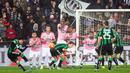 Pemain Sassuolo, Nicola Sansone mencetak gol ke gawang Juventus pada laga Serie A di Stadion Mapei, Italia, Rabu (28/10/2015). (EPA/Elisabetta Baracchi)