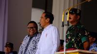 Presiden Jokowi bersama Ketua DPD RI Oesman Sapta Odang (OSO) menyaksikan gladi resik upacara HUT ke-74 RI. (Lizsa Egeham)