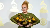Adele meraih 5 piala dari 5 nominasi yang ia peroleh di ajang Grammy Awards 2017 di Staples Center, Los Angeles, Minggu (12/2). Adele mematahkan piala Grammy yang diterimanya menjadi dua bagian yang didedikasikan untuk Beyonce. (AP PHOTO)