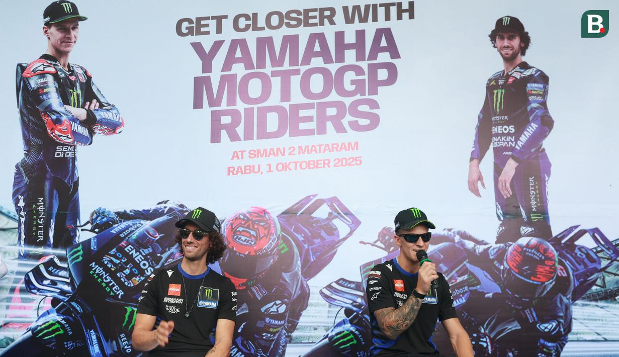 Pembalap Monster Energy Yamaha, Fabio Quartararo dan Alex Rins, menggelar acara meet and greet di SMAN 2 Mataram, Nusa Tenggara Barat (NTB), Rabu (1/10/2025). (Bola.com/M Iqbal Ichsan)