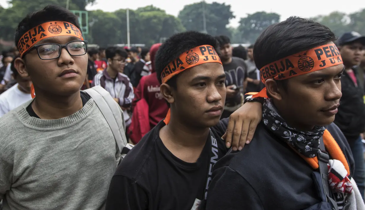 Suporter Persija Jakarta, The Jakmania, antri untuk menukar tiket di Lapangan Blok S, Jakarta, Minggu (9/12). Persija akan menjalani laga penentuan gelar juara melawan Mitra Kukar. (Bola.com/Vitalis Yogi Trisna)