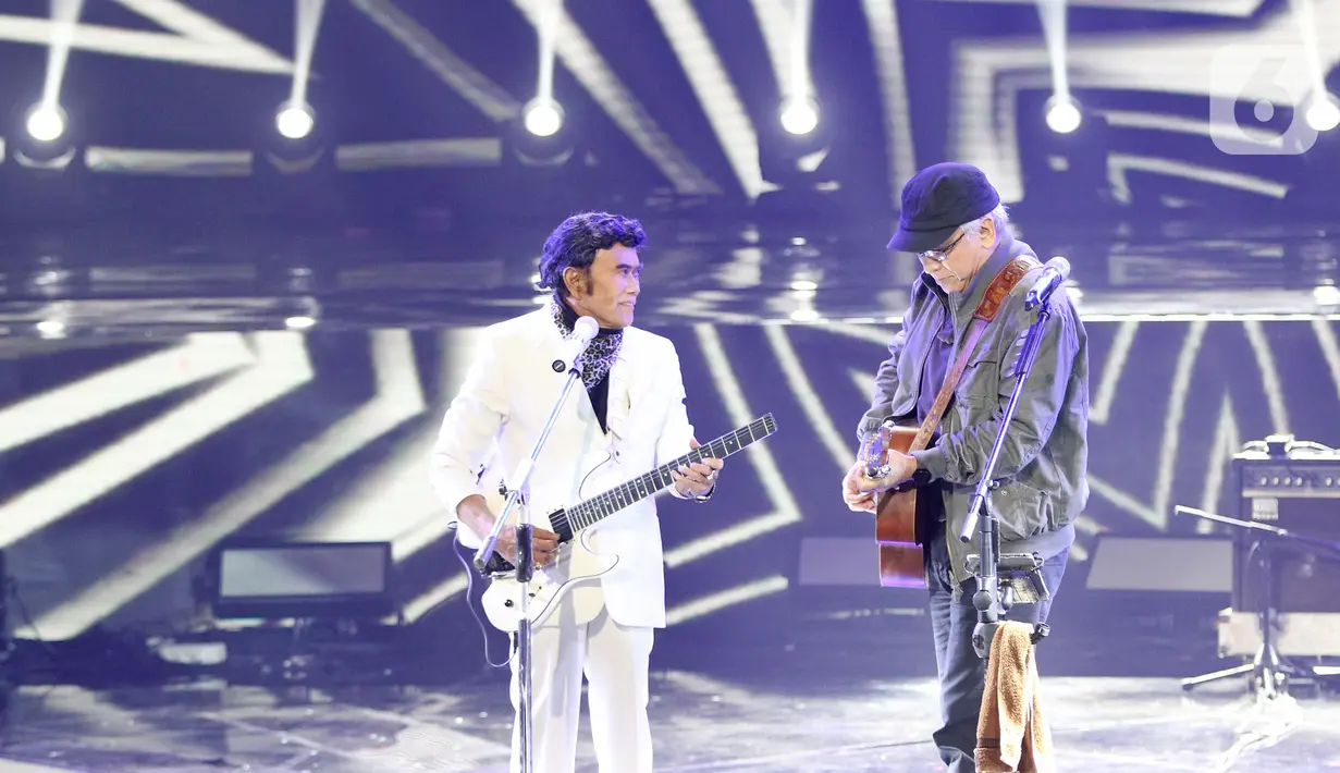 Penampilan penyanyi Rhoma Irama (kiri) dan Iwan Fals saat konser Pesta Perak 25 Indosiar di Jakarta, Minggu (12/1/2020). Rhoma Irama dan Iwan Fals berkolaborasi membawakan lagu Mirasantika, Buku Ini Aku Pinjam, Judi, dan Santai. (Liputan6.com/Herman Zakharia)