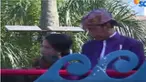 Warga sangat antusias saat kendaraan yang dinaiki presiden melewati mereka.